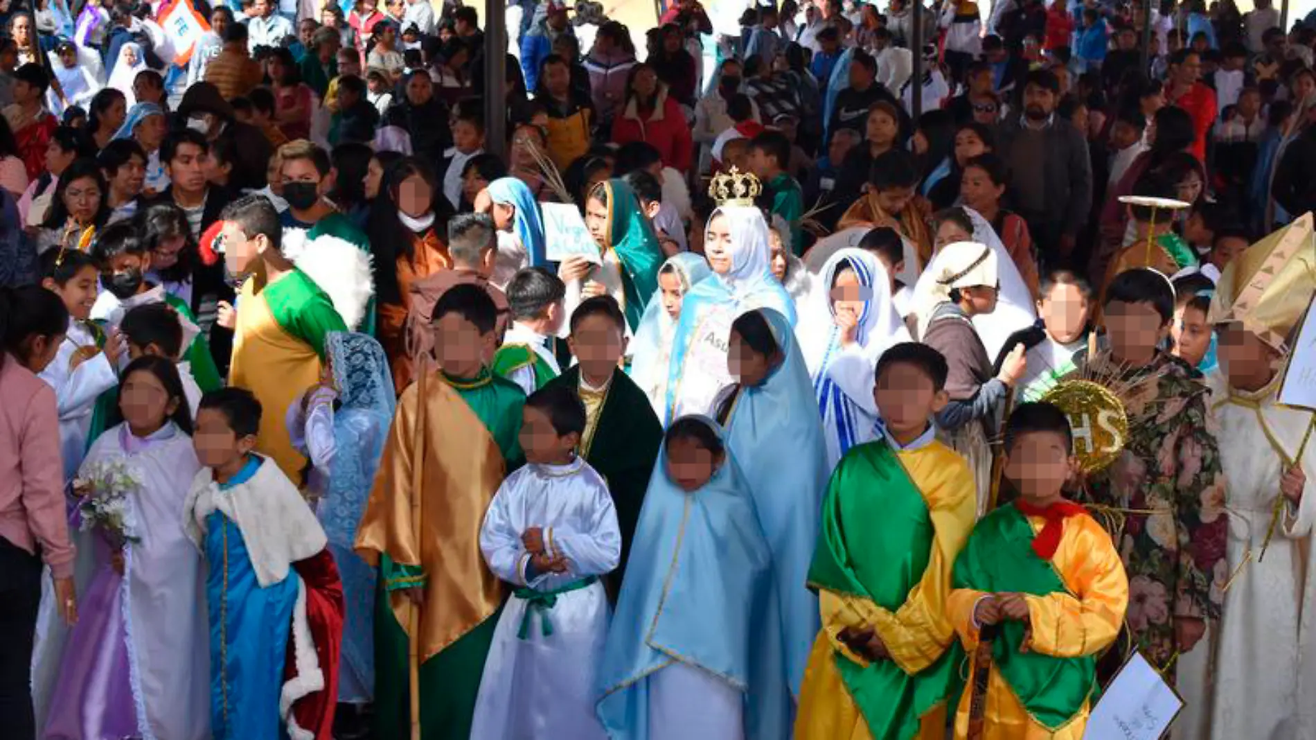 El atrio de la iglesia fue el recinto para la celebración eucarística que da inicio a la festividad de Todos los Santos. ARMANDO PEDROZA (2)2